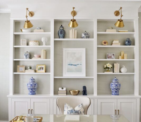 Секреты стильных, красочных этажерок: оформление полок в гостиной одесситов