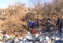 Жители Доброслава спасают озеро от мусора