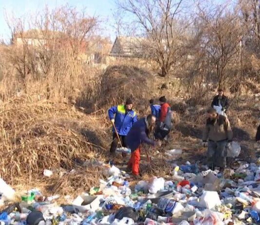 Жители Доброслава спасают озеро от мусора