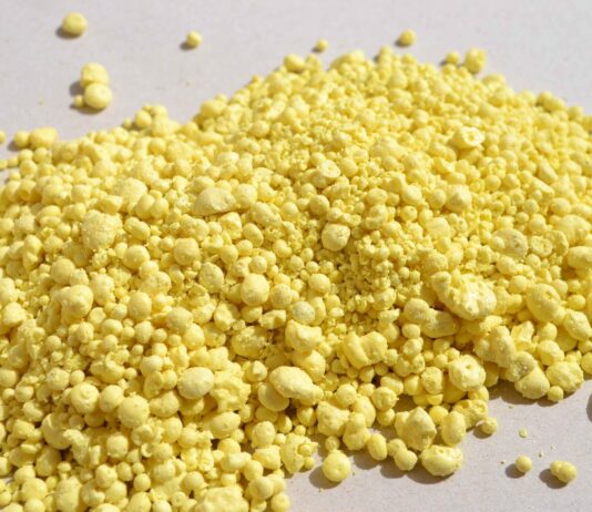 В порту Черноморска из контейнера высыпались химикатами