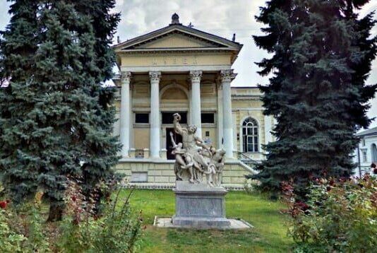 Сомнительные последствия относительно высадки голубых елей напротив археологического музея