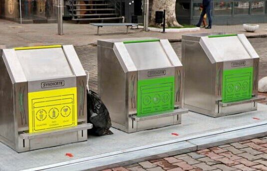 В центре Одессы установили современные контейнеры для мусора