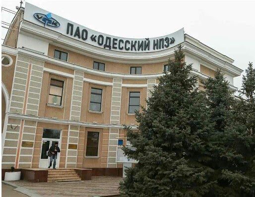 На заводе, который расположен на одесской окраине, до сих пор хранится большой запас взрывоопасных химикатов