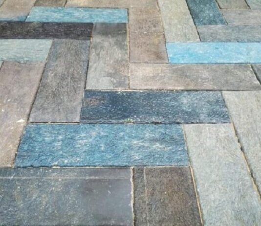 В Одессе появилась первая скамейка из отработанного пластика